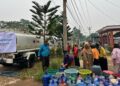 Warga Desa Jungkat, Kabupaten Mempawah mengambil bantuan air bersih dari PLN dan PMI