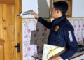 Anggota kepolisian saat melakukan pengecekan dirumah korban