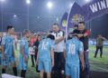 Bupati Ketapang, Alexander Wilyo memasangkan mendali juara kepada pemenang turnamen. Foto: Ist.