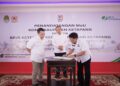 Ketua KONI Ketapang, Theo Bernadhi disaksikan Bupati dan Kepala BPJS menandatangani MoU. Foto: Ist.