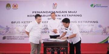 Ketua KONI Ketapang, Theo Bernadhi disaksikan Bupati dan Kepala BPJS menandatangani MoU. Foto: Ist.