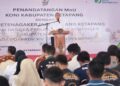 Bupati Ketapang, Alexander Wilyo menyamlaikan sambutan di penandatanganan Mou antara KONI dan BPJS. Foto: Prokopim.