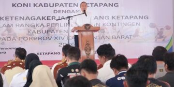 Bupati Ketapang, Alexander Wilyo menyamlaikan sambutan di penandatanganan Mou antara KONI dan BPJS. Foto: Prokopim.