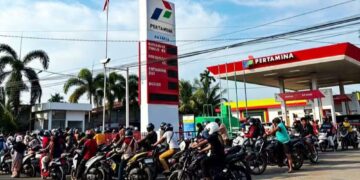 Antrian panjang yang terjadi di salah satu SPBU Ketapang. Foto: Dok Jurnalis.