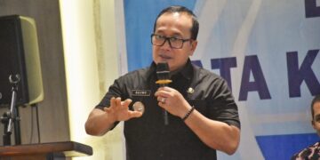 Sujiwo saat membuka Bimbingan Teknis (Bimtek) Tata Kelola BLUD Kesehatan di Qubu Suites Hotel, Sungai Raya, Jumat (9/10/2026).