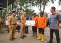 Wali Kota Pontianak Edi Rusdi Kamtono menyerahkan secara simbolis penghargaan kepada perwakilan PPSU di halaman Kantor Dinas Lingkungan Hidup Kota Pontianak, Selasa (13/10/2026).