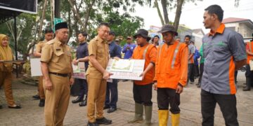 Wali Kota Pontianak Edi Rusdi Kamtono menyerahkan secara simbolis penghargaan kepada perwakilan PPSU di halaman Kantor Dinas Lingkungan Hidup Kota Pontianak, Selasa (13/10/2026).