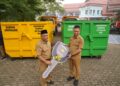 Pemerintah Kota Pontianak memperkuat sarana pengelolaan sampah kota dengan menambah dua unit dump truck dan 23 konteiner sampah.