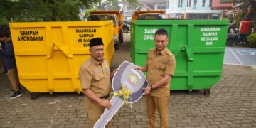 Pemerintah Kota Pontianak memperkuat sarana pengelolaan sampah kota dengan menambah dua unit dump truck dan 23 konteiner sampah.