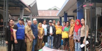 Wakil Wali Kota Pontianak Bahasan menyerahkan bantuan kepada dua keluarga korban kebakaran di Gang Pelita, Kelurahan Siantan Hilir, Kecamatan Pontianak Utara, Selasa (13/10/2026).