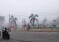 Kabut asap yang menyelimuti Kota Mempawah — gambar di stigher tepian sungai Pasar Mempawah — pada Selasa sore (06/10/2026)